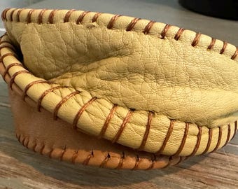 Brazalete de cuero en amarillo oscuro y tostado