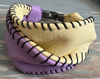 Brazalete de cuero en morado y amarillo