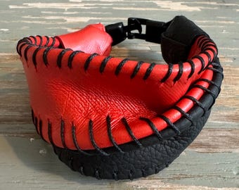 Brazalete de cuero en rojo y negro