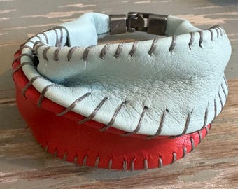 Brazalete de cuero en rojo y azul claro