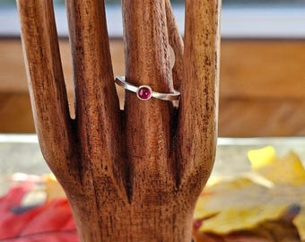 Anillo de plata esterlina con rubí - Talla 5 1/2 - Anillo de plata esterlina con rubí - Cabujón de rubí - Anillo con piedra natal de julio - Regalo para ella - Listo para enviar