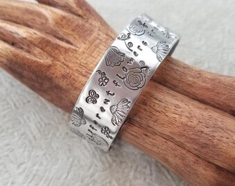 Sisters Garden Cuff Bracelet - Sisters Quote - Flower Garden - Hand Stamped 3/4 Inch Aluminum Cuff - Gift For Sisters