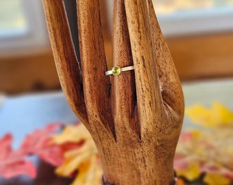 Anillo de peridoto en plata de ley - Talla 7 1/4 - Anillo de peridoto en plata de ley - Cabujón de peridoto - Cumpleaños de agosto - Regalo para ella - Listo para enviar