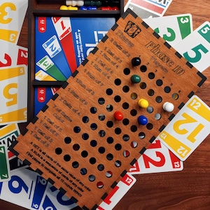 Caja de madera grabada personalizada para juegos de lujo Phase 10: almacenamiento de juegos de cartas personalizado con tapa para marcador