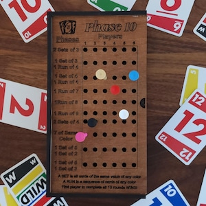 Caja de Fase 10 con grabado personalizado y tapa de puntuación - Madera hecha a mano