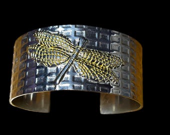 Pulsera tipo brazalete pequeña con libélula chapada en plata