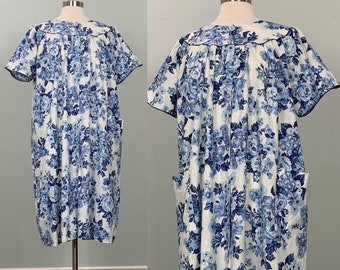 White and Blue Floral House Dress - Up to Size 12/14 - 80s White and Blue Floral Summer Patio Dress