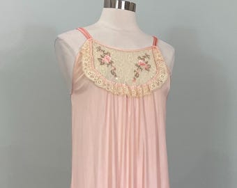 1970s Peachy Pink Nightgown w/Beige Lace Detail - XS/Small