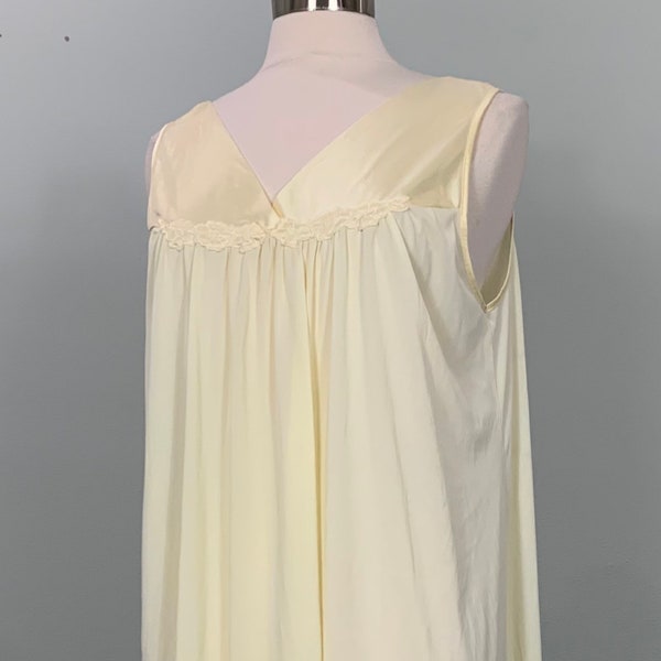 Yellow Sleeveless Night Gown by Vanity Fair - Size 10/12 - 70s Light Yellow Sleeveless Short Nightgown