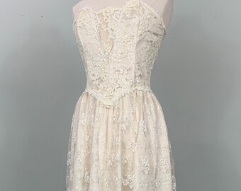 Strapless Beige Lace Formal by Jessica McClintock - Size 4/6 - 90s Ivory Lace Strapless Gown