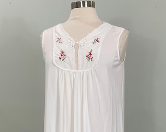 1970s White Long Nightgown w/Floral Embroidery by Aristocraft - Small/Medium