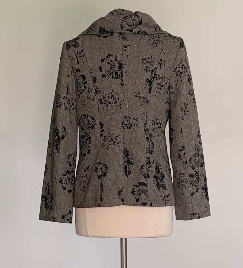 Fitted 1990s Size 810 Work Blazer 1980s Vintage Big Collar Grey Black Fitted Blazer with Burn Out Floral Design Jacket