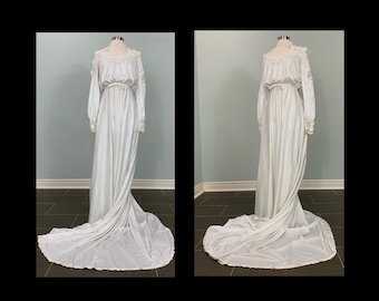 Off-White Long Sleeve Wedding Gown with Train - Size 2/4 - 70s Beige A-Line Wedding Dress with Bustle