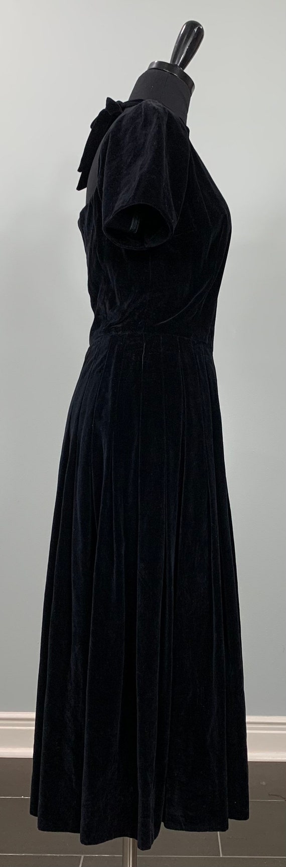 Black Velvet Fit and Flare Party Dress - Size 0/2… - image 5