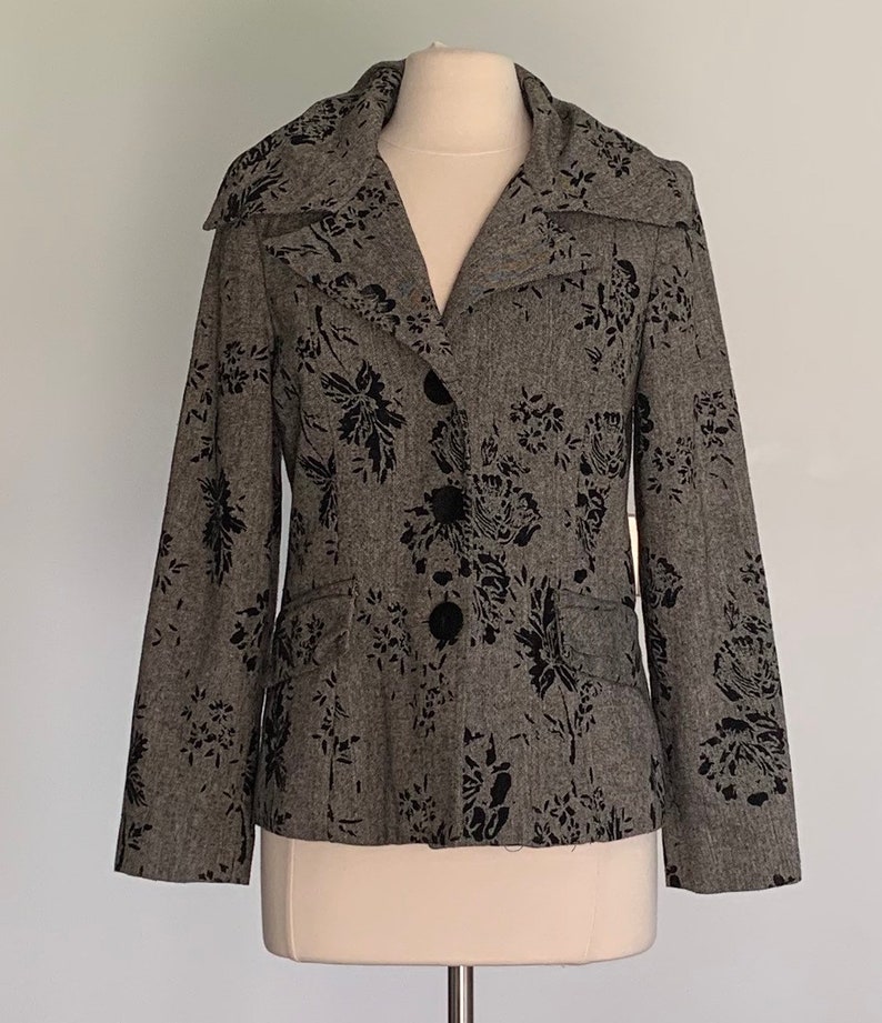 Fitted 1990s Size 810 Work Blazer 1980s Vintage Big Collar Grey Black Fitted Blazer with Burn Out Floral Design Jacket