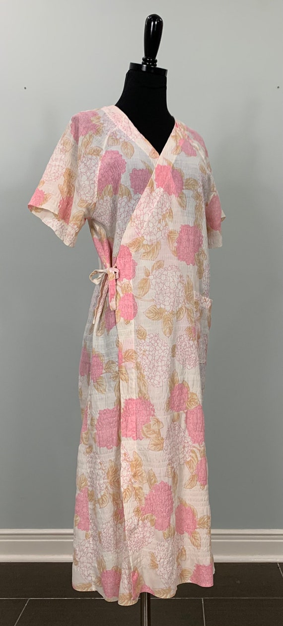 1970s Light Pink Floral Seersucker Short Sleeve R… - image 2
