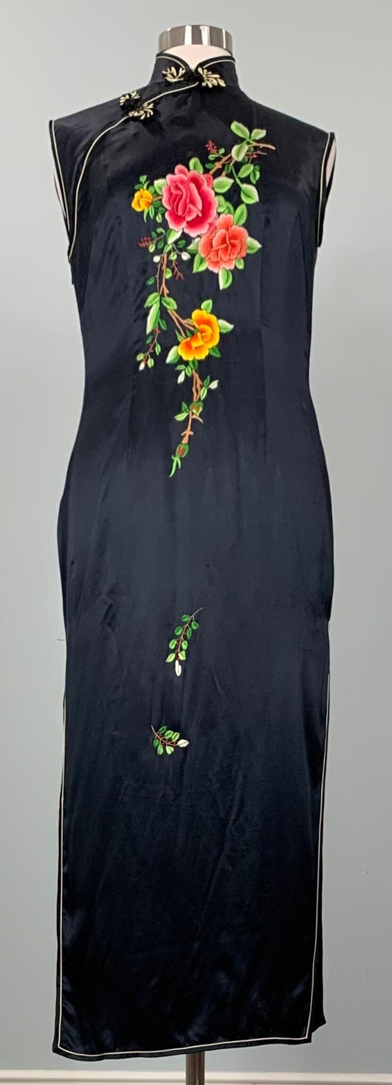 1980s Black Silk Embroidered Sleeveless Cheongsam 