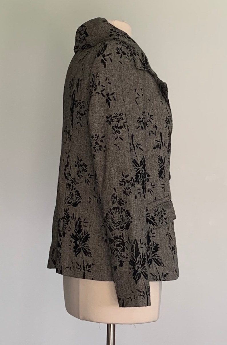 Fitted 1990s Size 810 Work Blazer 1980s Vintage Big Collar Grey Black Fitted Blazer with Burn Out Floral Design Jacket