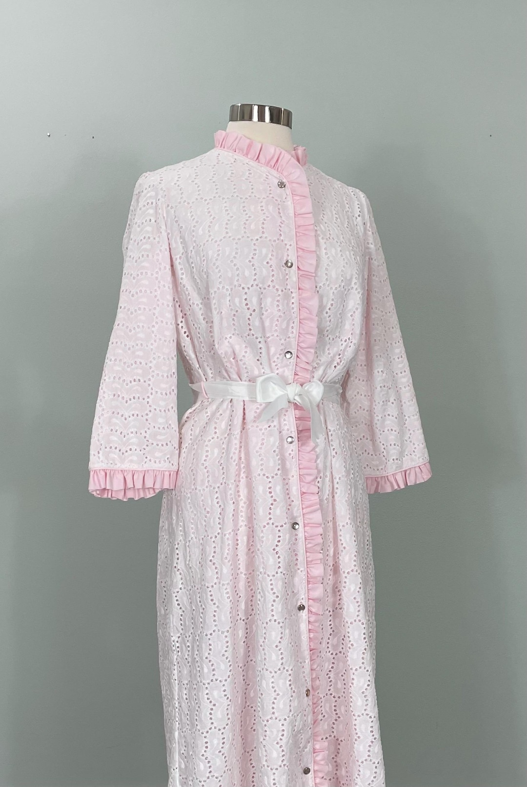 1970s White Eyelet and Pink Ruffled Robe by Miss Elaine - Size 8/10 - Etsy