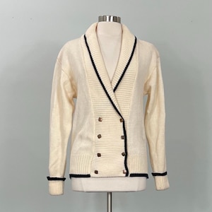 Klassischer Kurzer Cardigan in Beige mit Marineblauem Zierband von Lindsey Blake - Grösse 12/14