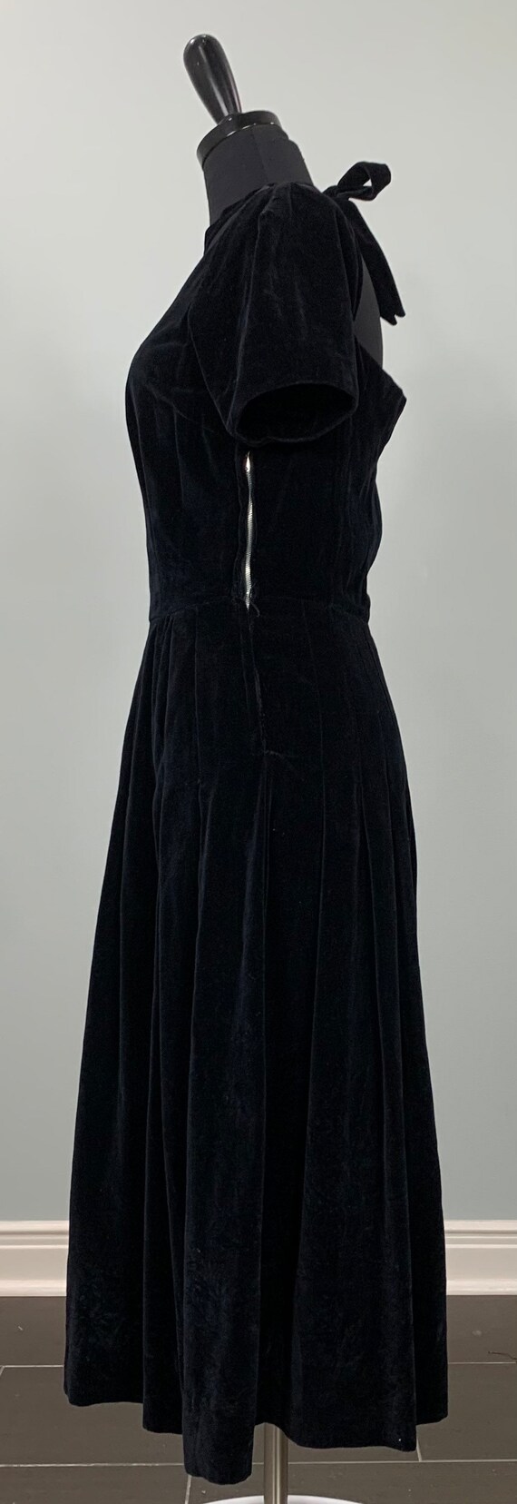 Black Velvet Fit and Flare Party Dress - Size 0/2… - image 6