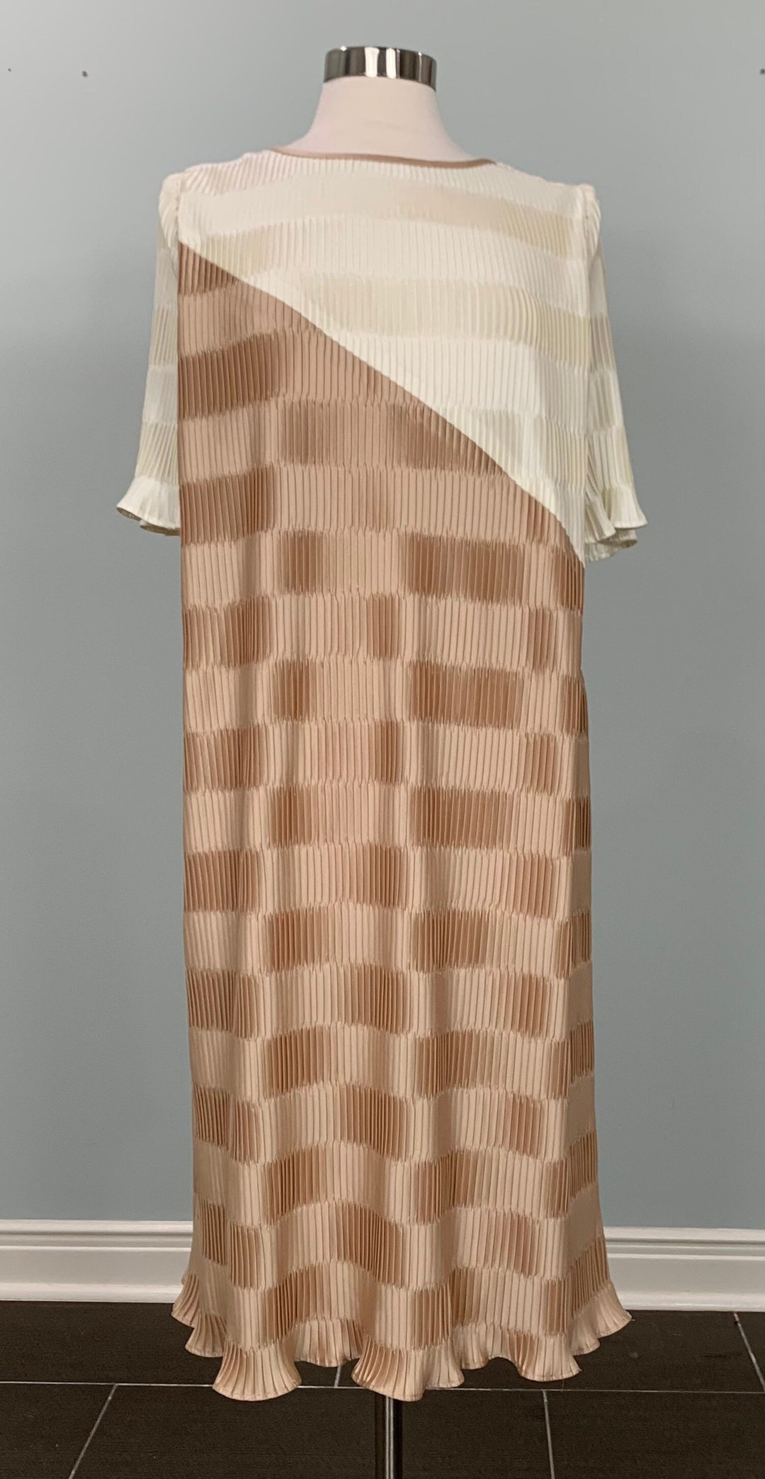 1980s Beige and Brown Pleated Short Sleeve Midi Dress Size 6/8 80s 