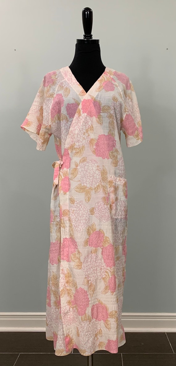 1970s Light Pink Floral Seersucker Short Sleeve R… - image 1