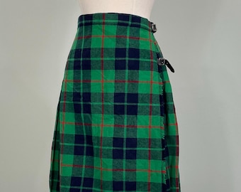 1980s Green and Navy Blue Flat Front Pleated Plaid Wool Skirt by Glenisla Classics - Size 10/12