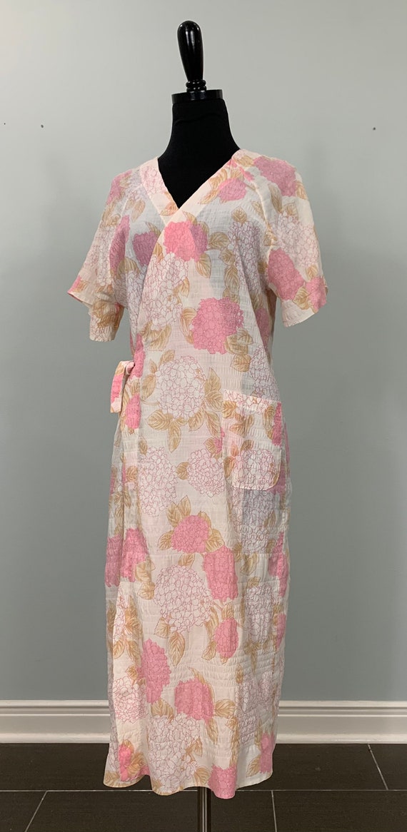 1970s Light Pink Floral Seersucker Short Sleeve R… - image 3