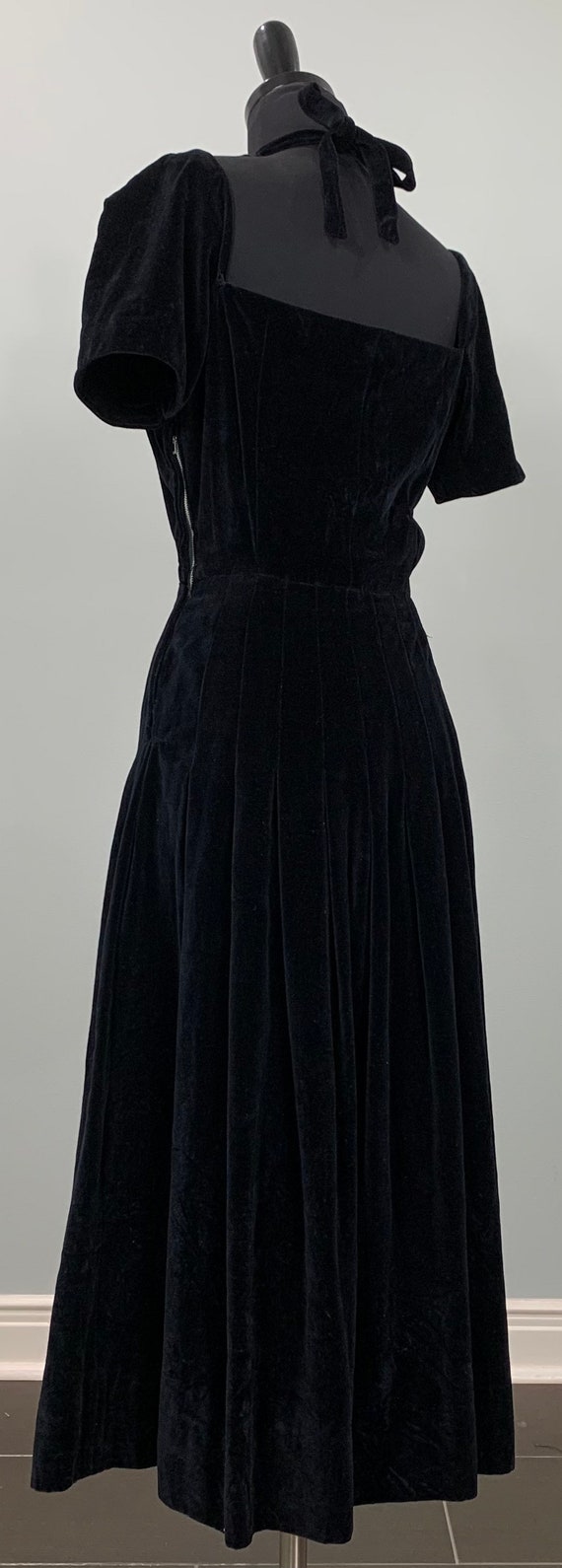 Black Velvet Fit and Flare Party Dress - Size 0/2… - image 8