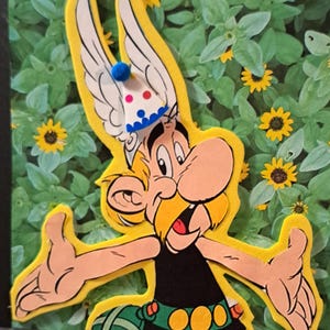 Astérix avec un chapeau d'anniversaire