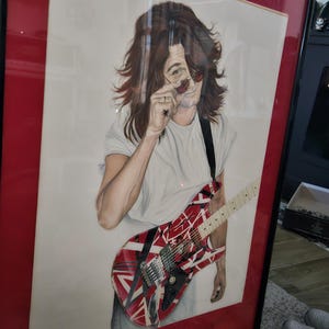 Eddie Van Halen Único, pintura rara emoldurada e fosca. 25"x37" Frankenstrat, camiseta branca, óculos de sol