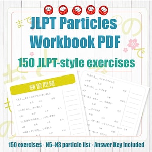 Puede incluir: Un libro de ejercicios digital titulado JLPT Particles Workbook PDF con 150 ejercicios de estilo JLPT. La portada presenta cinco muñecos Daruma rojos, iconos de flores de cerezo rosas y dos páginas de muestra con preguntas de gramática japonesa.