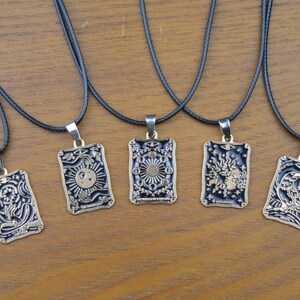 Halskette Tarotkarte schwarz gold Anhänger Emaille