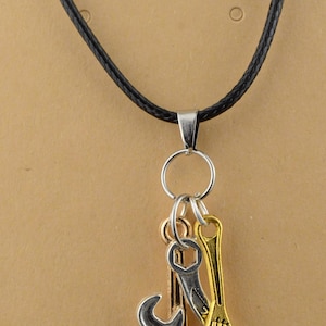 Halskette Herren schwarz silbern Werkzeug Schraubenschlüssel Handwerker