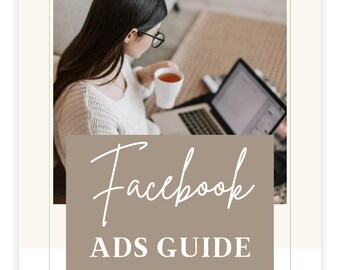 Könnte beinhalten: Eine Frau sitzt an einem Laptop mit einer Tasse Kaffee in der Hand. Das Bild ist ein Leitfaden für die Einrichtung von Facebook-Anzeigen, um Verkäufe zu erzielen. Der Text lautet "Facebook Ads Guide Erfahren Sie, wie Sie Anzeigen einrichten, die Schritt für Schritt zu Verkäufen führen."