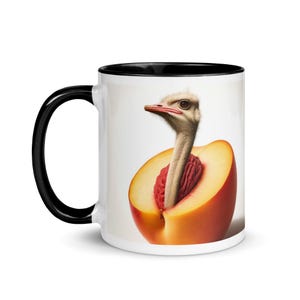Peut inclure: Une tasse en céramique blanche avec un bord et une poignée noirs. La tasse présente une illustration colorée d'une autruche avec sa tête et son cou à l'intérieur d'une pêche coupée en deux.