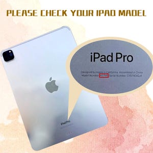 K&ouml;nnte beinhalten: Ein silbernes iPad Pro Tablet mit Kameramodul in der Ecke und Apple-Logo in der Mitte. Der Text PLEASE CHECK YOUR IPAD MODEL steht oben. Ein kreisf&ouml;rmiger Ausschnitt hebt die Modellnummer A2759 auf der R&uuml;ckseite des Ger&auml;ts hervor.