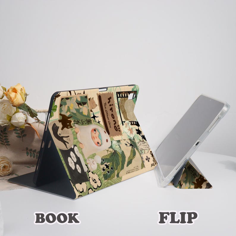 K&ouml;nnte beinhalten: Eine Tableth&uuml;lle mit einer Collage aus Hirono The Other One Illustrationen in gedeckten Gr&uuml;n-, Beige- und Schwarzt&ouml;nen. Die H&uuml;lle wird in zwei Ausf&uuml;hrungen gezeigt: als buch&auml;hnliches Folio-Cover und als klappbarer St&auml;nder mit dem Motiv.