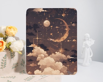 Könnte beinhalten: Eine Tablet-Hülle mit einem Himmelsdesign, das einen Halbmond, Sterne und Wolken in Braun-, Beige- und Goldtönen zeigt. Die Hülle ist rechteckig und hat eine glatte Oberfläche. Das Design hat ein verträumtes, himmlisches Thema.