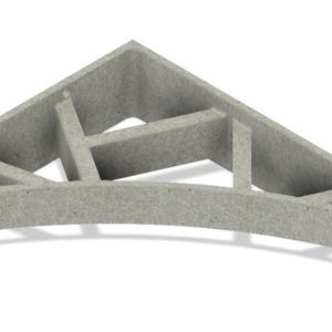 Puede incluir: Una armadura de techo gris con forma triangular. La armadura tiene una base curva y vigas de soporte internas. El material parece ser un compuesto o hormigón.