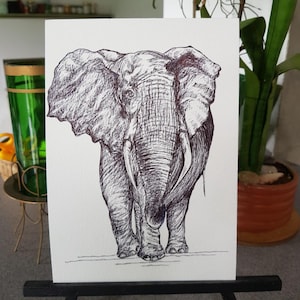 Elefante africano Animale Dipinto Penna a sfera nera Disegno a mano Schizzo Parete Mini Arte 20 x 15 cm Carta 200GSM 140 libbre