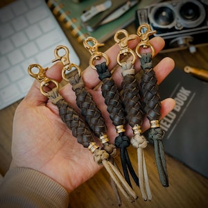 Handgemaakte leren gevlochten paracord-sleutelhanger, sleutelhanger, messing hardware, cadeau voor hem, dagelijks dragen