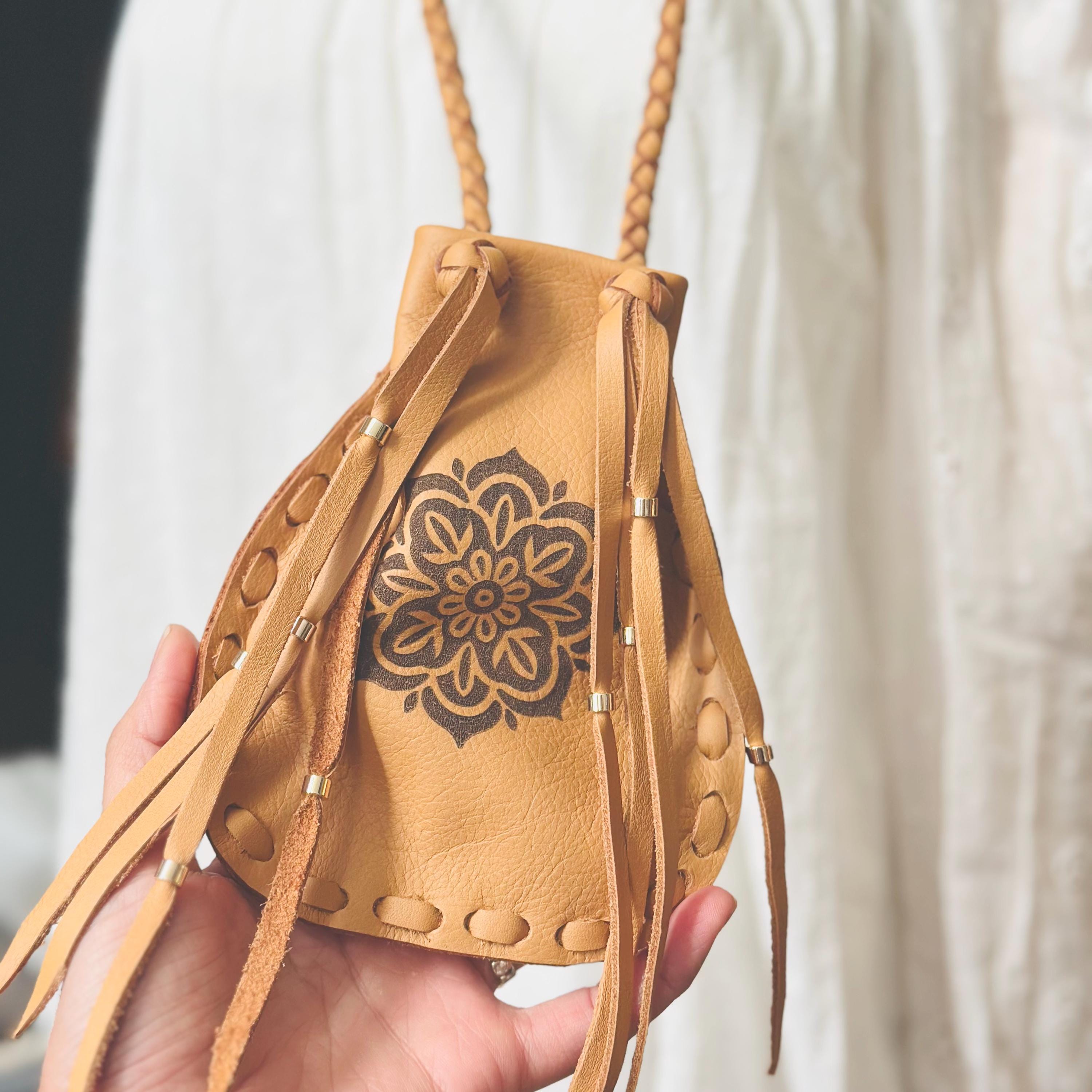 ハンドメイドのバックスキンメディスンバッグ：編み込みストラップ、花 