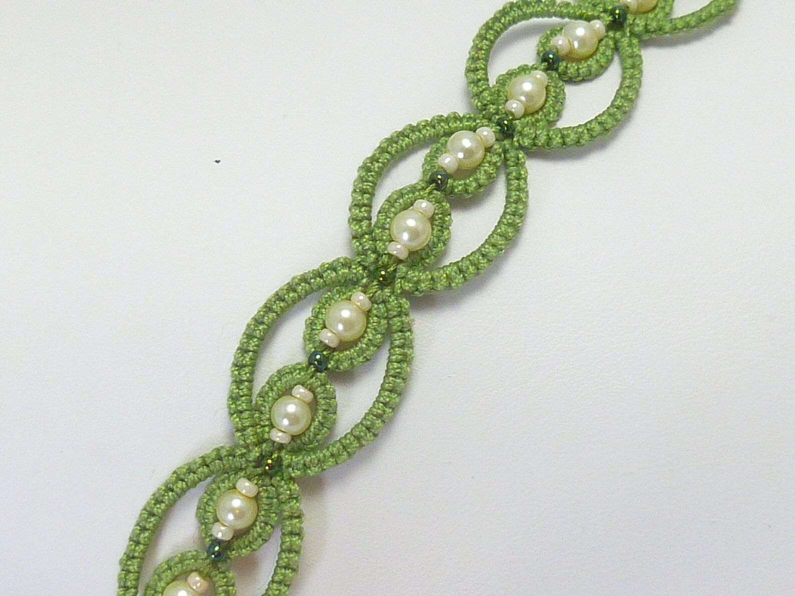 Shuttle Tatting jewelry Bracelet with glass pearls Infinity Etsy