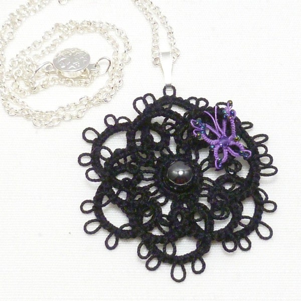 Shuttle Tatting bijoux fleur Pendentif -PIXIE Rosette avec papillon nombreuses options de couleur dentelle victorienne faite à la main avec perles cadeau pour elle