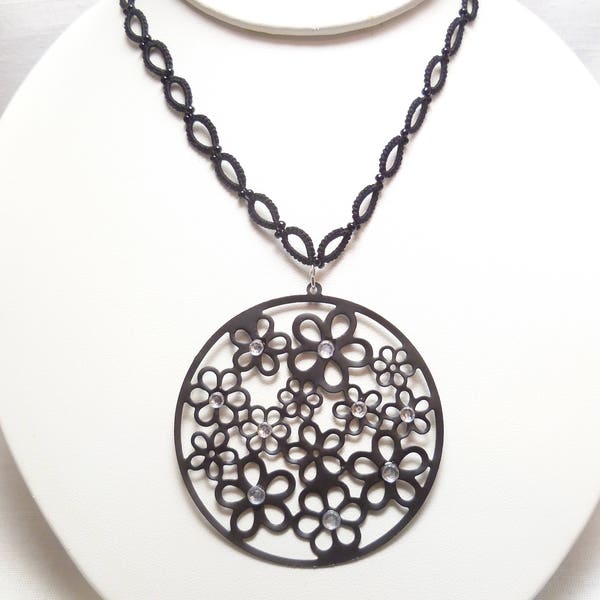 Collier de frivolité de navette -Halo dentelle minimaliste faite à la main en noir avec des bijoux simples en perles noires avec un grand pendentif de fleur moderne