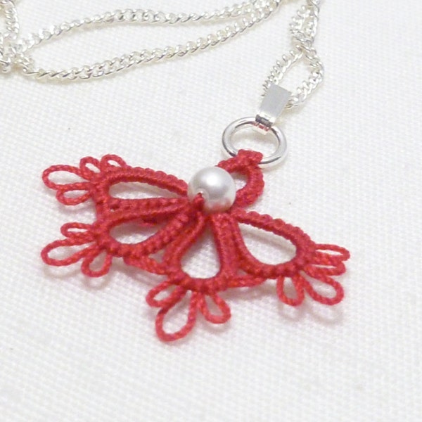 Shuttle Tatted Lace petit pendentif - Volant en rouge avec perle de cristal Swarovski blanc cadeau de bijoux de frivolité fait à la main minimal pour son victorien