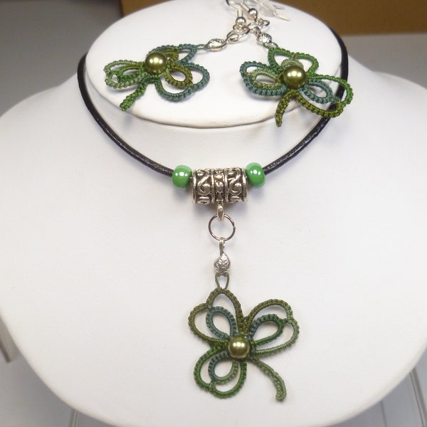 Navette Tatting pendentif et boucles d'oreilles ensemble - trèfles en vert panaché avec perles de verre ensemble de bijoux en dentelle à la main collier en cuir
