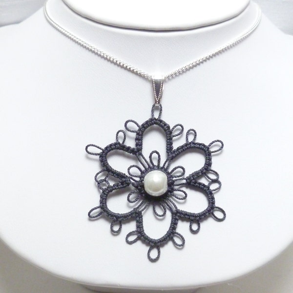 Shuttle Tatting grande fleur Pendentif -Daisy dentelle victorienne faite à la main dans des bijoux de fleurs de couleur personnalisée pendentif simple avec grande perle pour elle